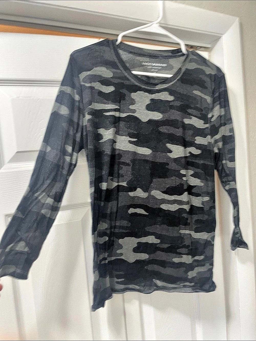 Lucky Brand Women's Camo Long Sleeve Tee Black & Green Large, Relaxed Fit